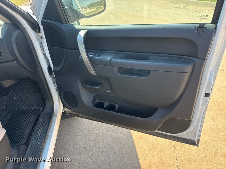 image for item EM8323 2013 Chevrolet Silverado 1500 Ext. Cab pickup truck