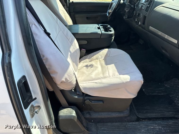 image for item EM8323 2013 Chevrolet Silverado 1500 Ext. Cab pickup truck