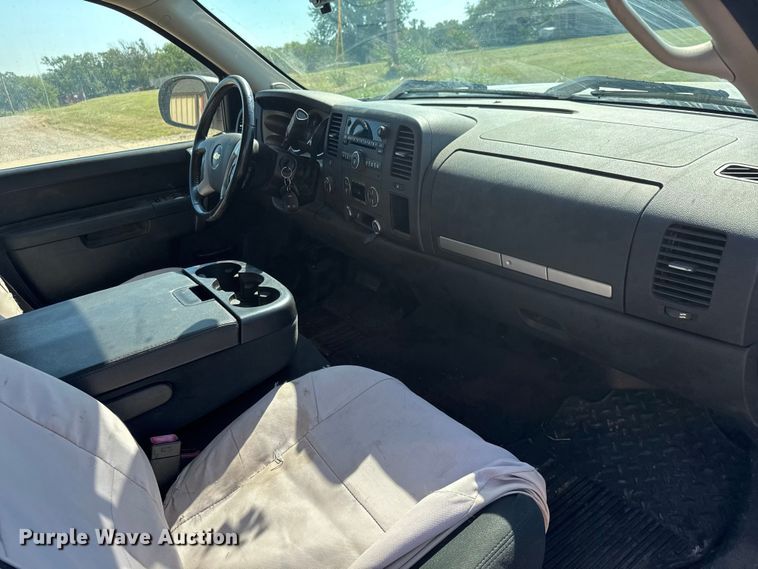 image for item EM8323 2013 Chevrolet Silverado 1500 Ext. Cab pickup truck