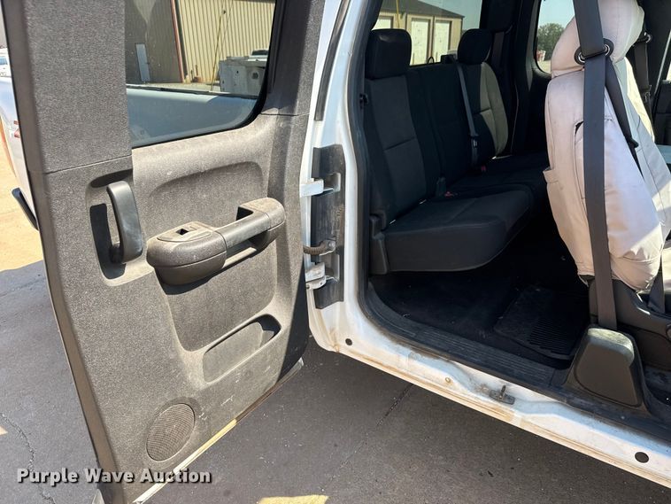 image for item EM8323 2013 Chevrolet Silverado 1500 Ext. Cab pickup truck