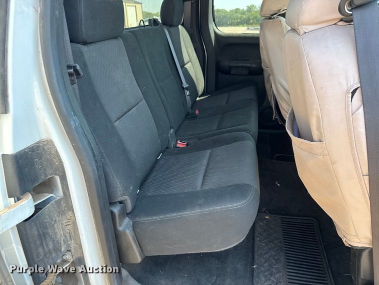 image for item EM8323 2013 Chevrolet Silverado 1500 Ext. Cab pickup truck