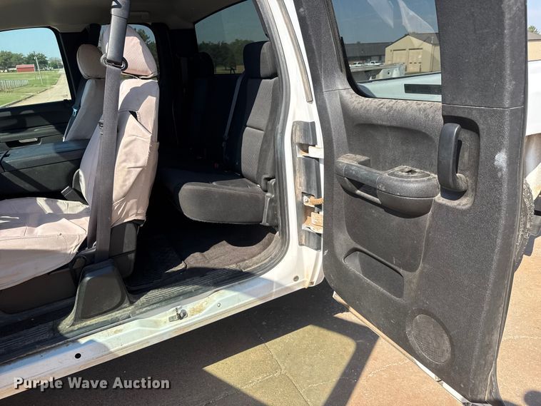 image for item EM8323 2013 Chevrolet Silverado 1500 Ext. Cab pickup truck