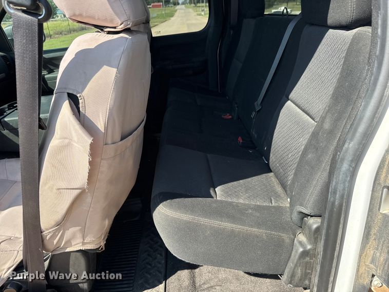 image for item EM8323 2013 Chevrolet Silverado 1500 Ext. Cab pickup truck