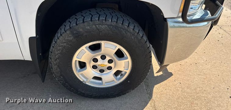 image for item EM8323 2013 Chevrolet Silverado 1500 Ext. Cab pickup truck