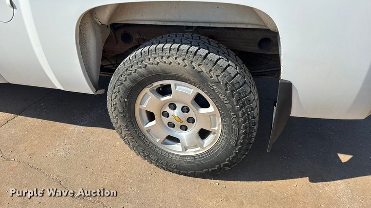 image for item EM8323 2013 Chevrolet Silverado 1500 Ext. Cab pickup truck