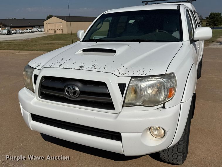 image for item EM8324 2010 Toyota Tacoma TRD Sport Double Cab pickup truck