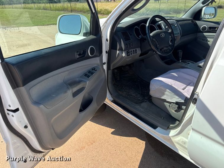 image for item EM8324 2010 Toyota Tacoma TRD Sport Double Cab pickup truck