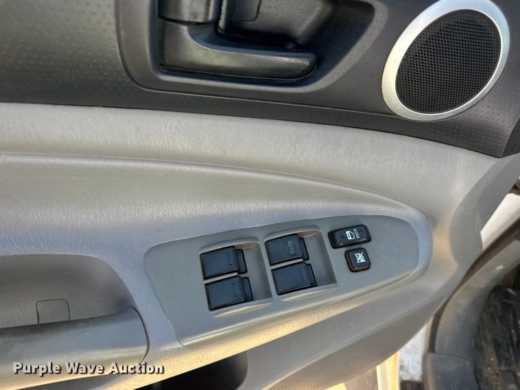 image for item EM8324 2010 Toyota Tacoma TRD Sport Double Cab pickup truck