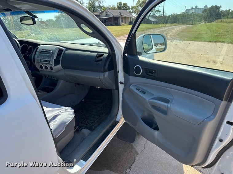 image for item EM8324 2010 Toyota Tacoma TRD Sport Double Cab pickup truck