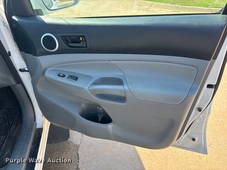 image for item EM8324 2010 Toyota Tacoma TRD Sport Double Cab pickup truck