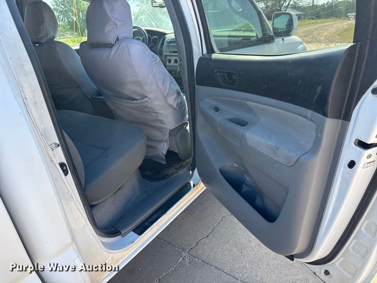 image for item EM8324 2010 Toyota Tacoma TRD Sport Double Cab pickup truck