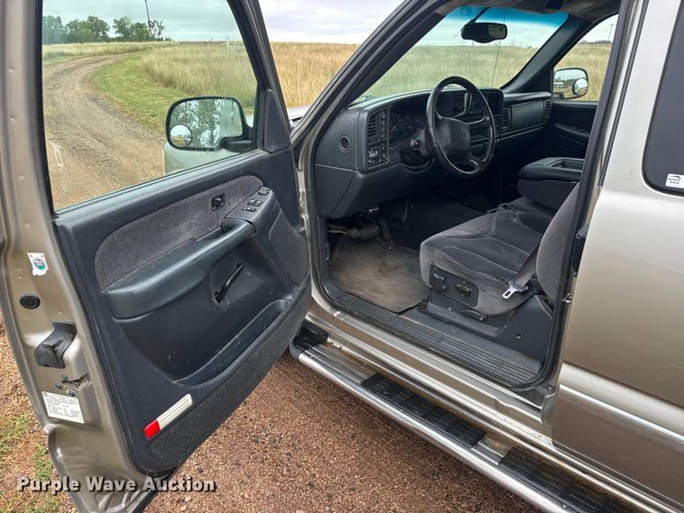 image for item EM8398 2002 GMC Sierra 1500 Ext. Cab pickup truck
