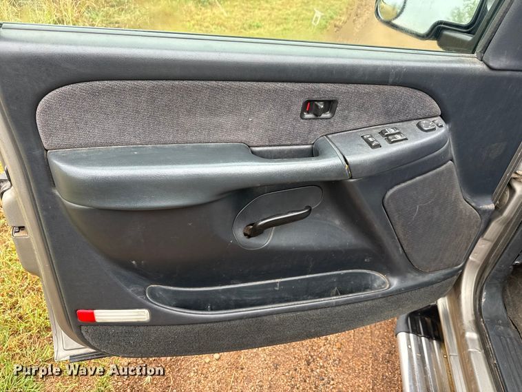 image for item EM8398 2002 GMC Sierra 1500 Ext. Cab pickup truck