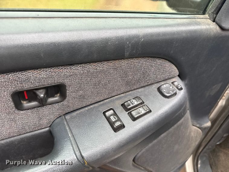 image for item EM8398 2002 GMC Sierra 1500 Ext. Cab pickup truck