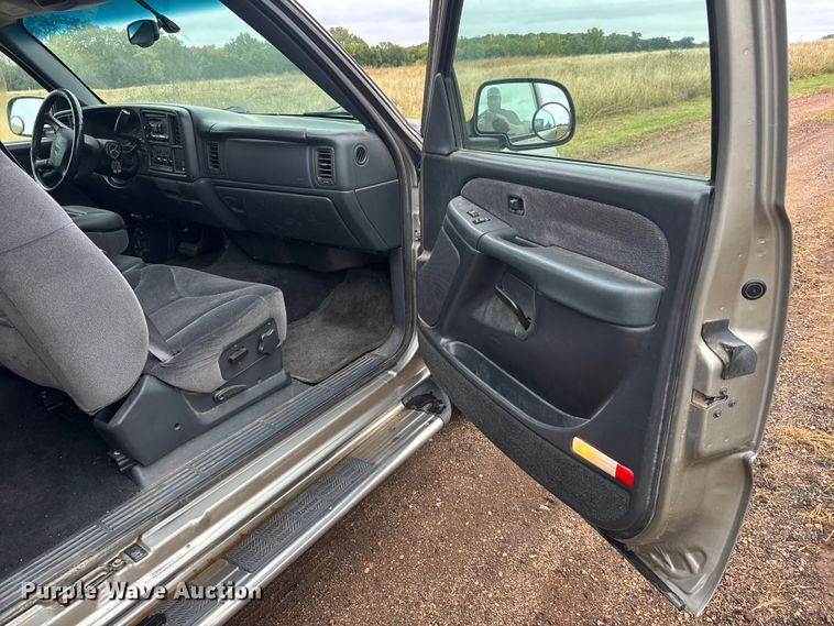 image for item EM8398 2002 GMC Sierra 1500 Ext. Cab pickup truck