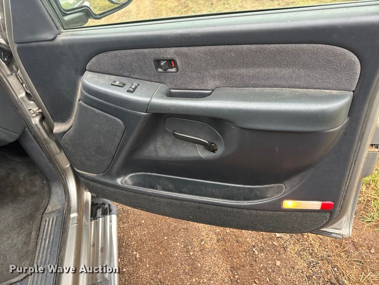 image for item EM8398 2002 GMC Sierra 1500 Ext. Cab pickup truck