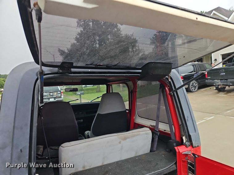 image for item EO4687 1995 Jeep Wrangler SUV