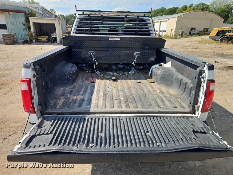 image for item EO4705 2011 Ford F350 Super Duty XLT Crew Cab pickup truck