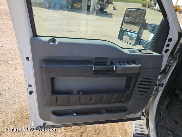 image for item EO4705 2011 Ford F350 Super Duty XLT Crew Cab pickup truck