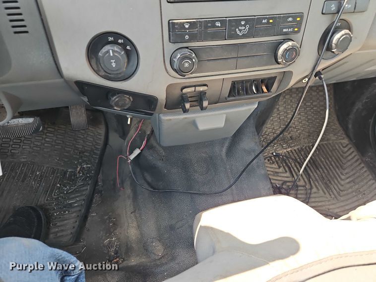 image for item EO4705 2011 Ford F350 Super Duty XLT Crew Cab pickup truck