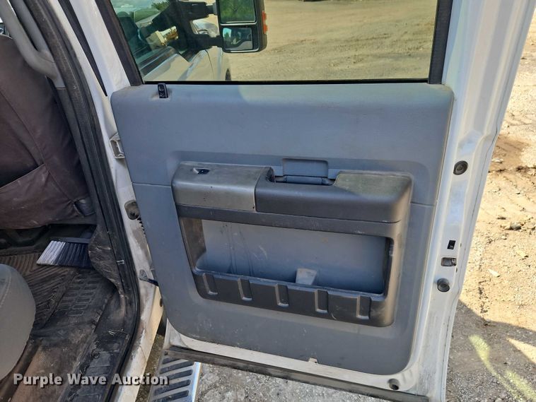 image for item EO4705 2011 Ford F350 Super Duty XLT Crew Cab pickup truck