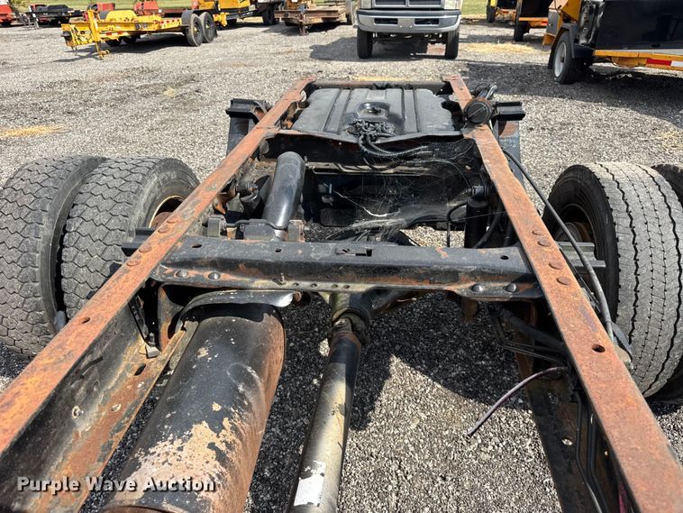 image for item ER0182 2001 Ford F450 Super Duty truck cab and chassis