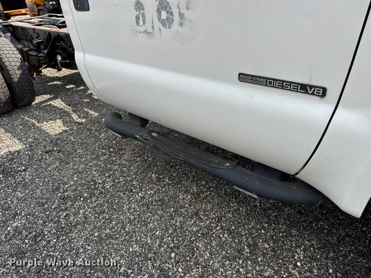 image for item ER0182 2001 Ford F450 Super Duty truck cab and chassis