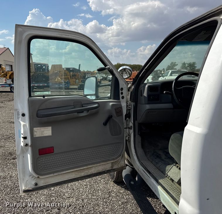 image for item ER0182 2001 Ford F450 Super Duty truck cab and chassis