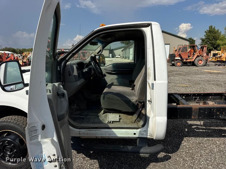 image for item ER0182 2001 Ford F450 Super Duty truck cab and chassis