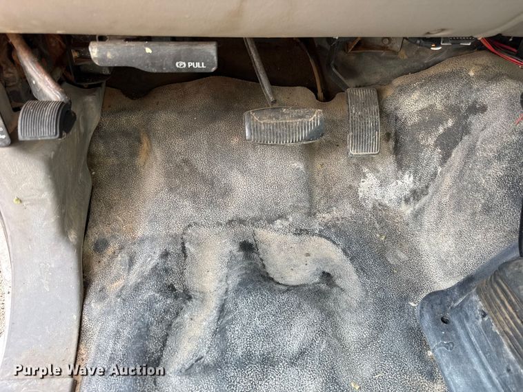 image for item ER0182 2001 Ford F450 Super Duty truck cab and chassis