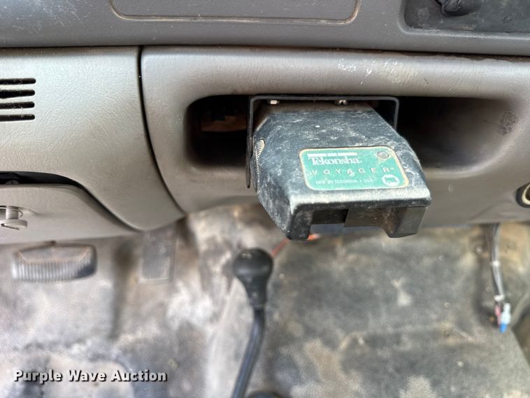 image for item ER0182 2001 Ford F450 Super Duty truck cab and chassis