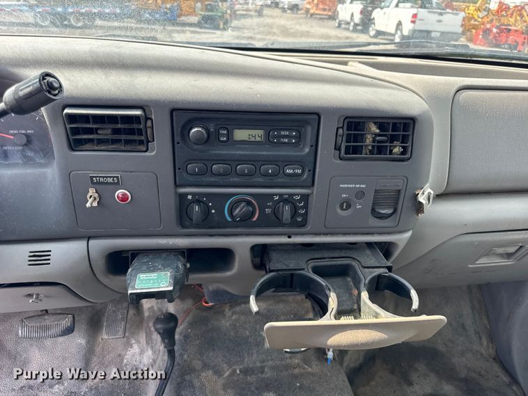 image for item ER0182 2001 Ford F450 Super Duty truck cab and chassis