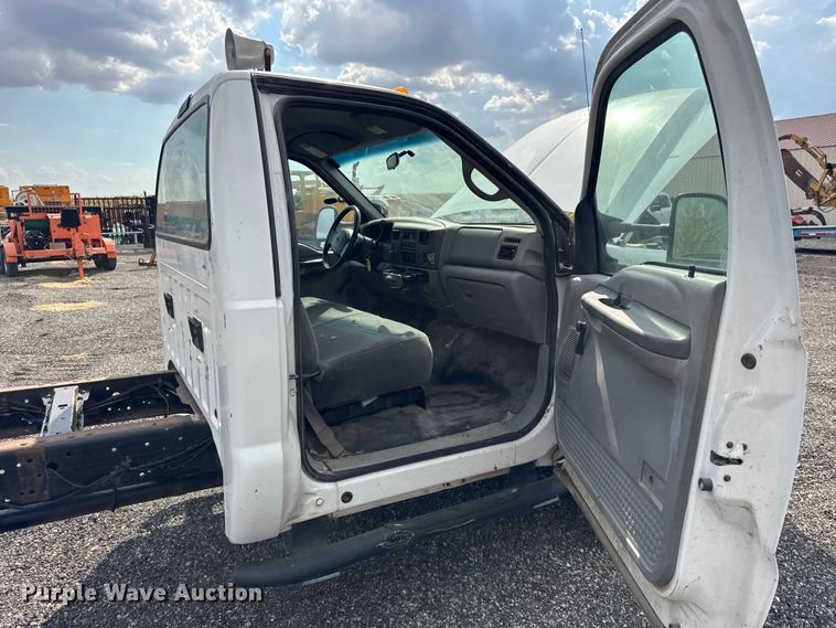 image for item ER0182 2001 Ford F450 Super Duty truck cab and chassis