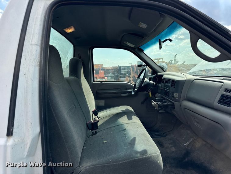 image for item ER0182 2001 Ford F450 Super Duty truck cab and chassis