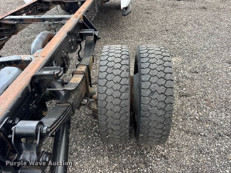 image for item ER0182 2001 Ford F450 Super Duty truck cab and chassis