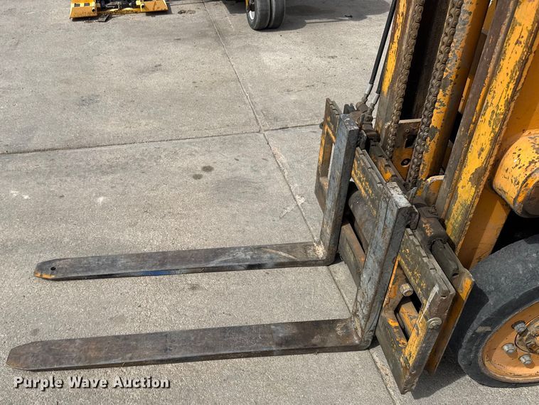 image for item ER2490 Carson CFG103-1 forklift