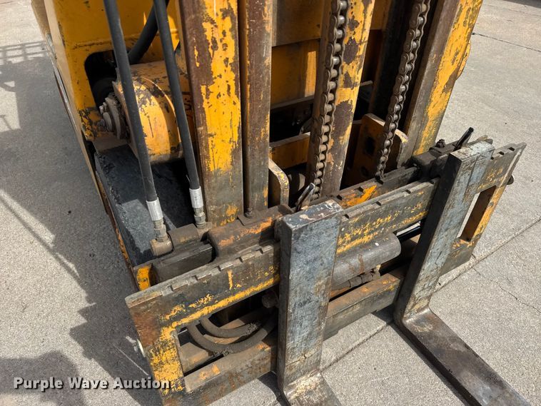 image for item ER2490 Carson CFG103-1 forklift