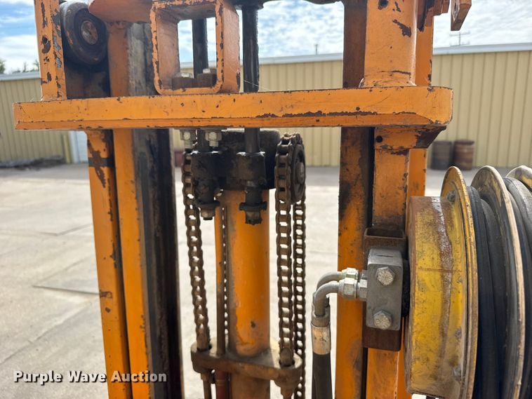 image for item ER2490 Carson CFG103-1 forklift