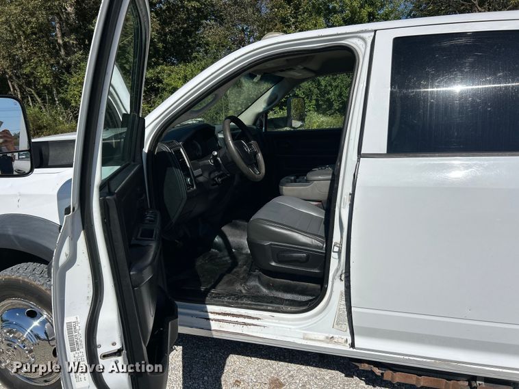 image for item ET3223 2014 Dodge Ram 4500HD Crew Cab flatbed truck