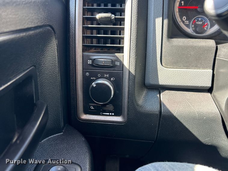 image for item ET3223 2014 Dodge Ram 4500HD Crew Cab flatbed truck