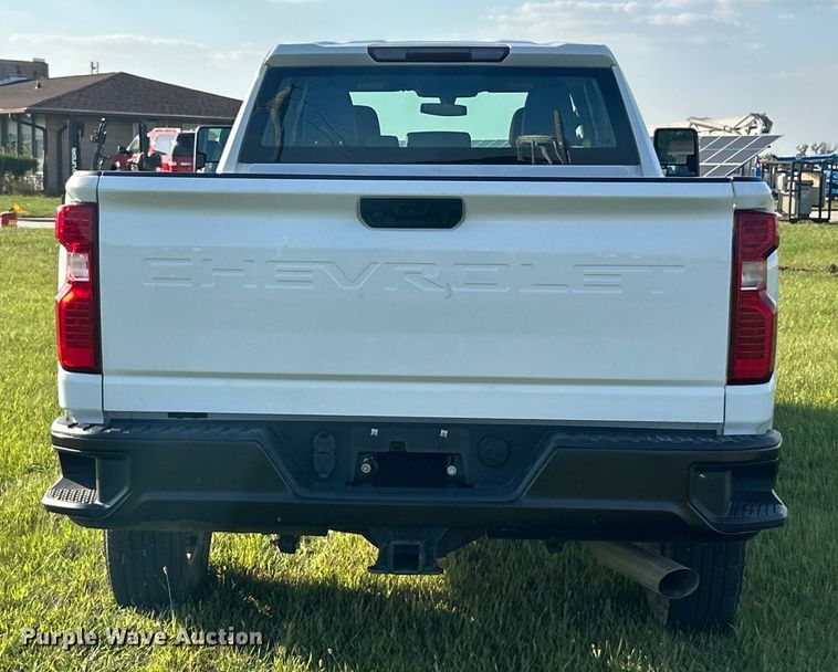 image for item ET3239 2022 Chevrolet Silverado 3500HD Crew Cab pickup truck