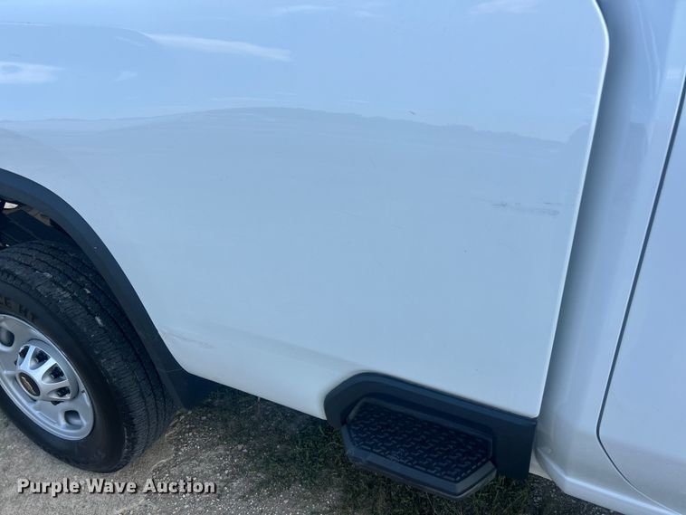 image for item ET3239 2022 Chevrolet Silverado 3500HD Crew Cab pickup truck