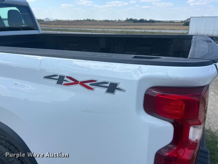 image for item ET3239 2022 Chevrolet Silverado 3500HD Crew Cab pickup truck