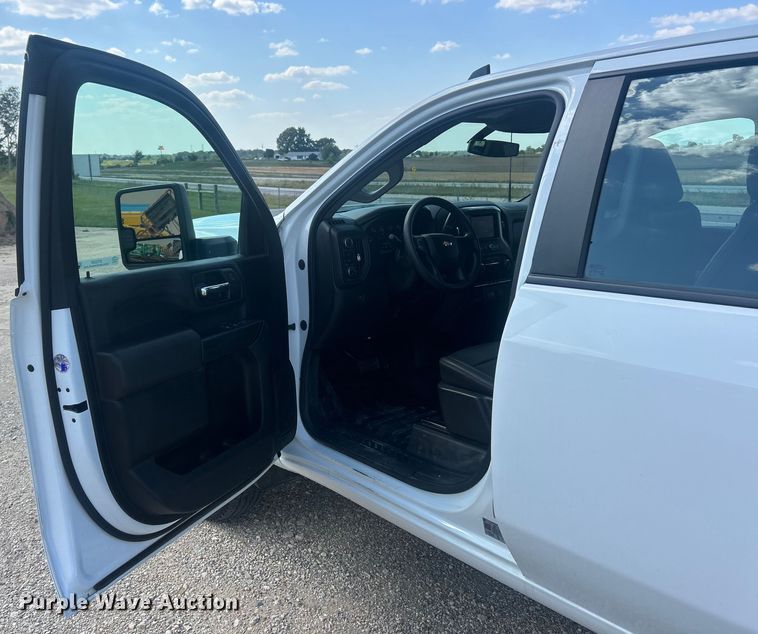 image for item ET3239 2022 Chevrolet Silverado 3500HD Crew Cab pickup truck