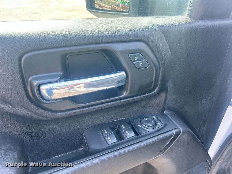 image for item ET3239 2022 Chevrolet Silverado 3500HD Crew Cab pickup truck