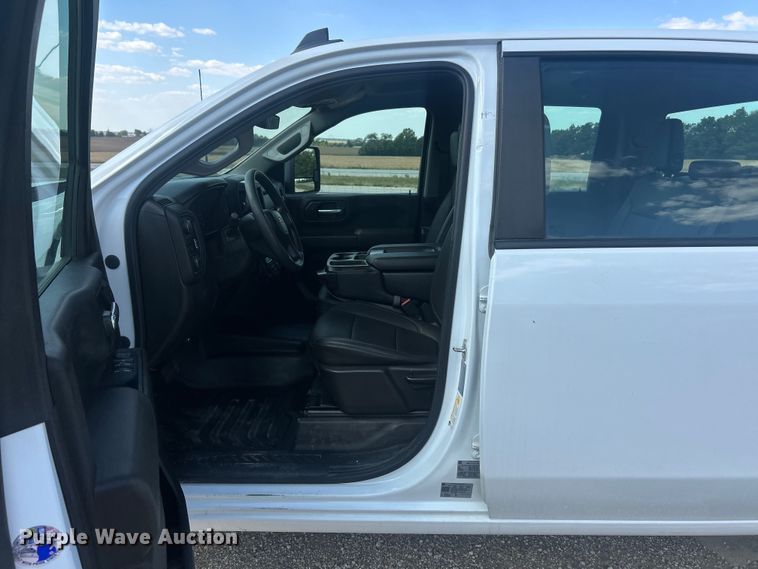 image for item ET3239 2022 Chevrolet Silverado 3500HD Crew Cab pickup truck