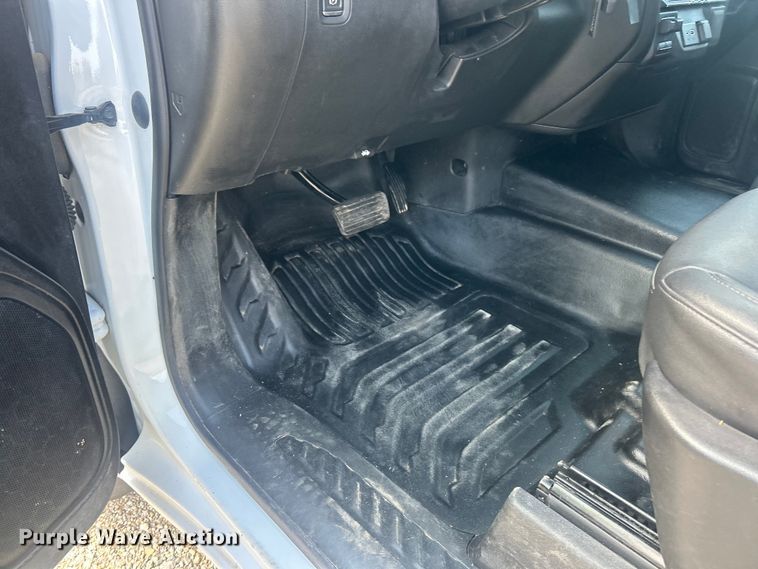 image for item ET3239 2022 Chevrolet Silverado 3500HD Crew Cab pickup truck