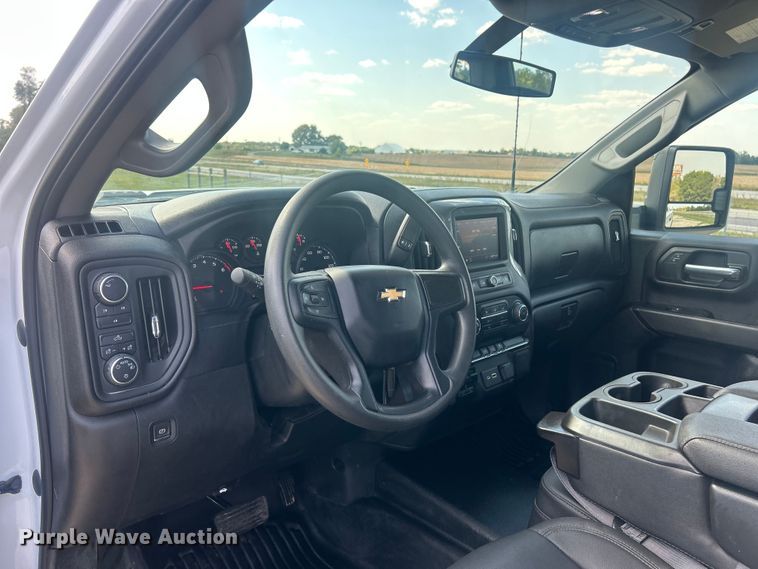 image for item ET3239 2022 Chevrolet Silverado 3500HD Crew Cab pickup truck