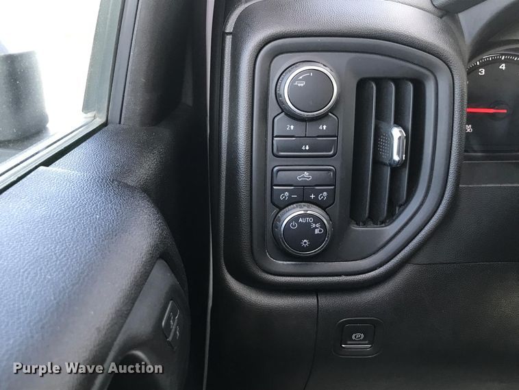 image for item ET3239 2022 Chevrolet Silverado 3500HD Crew Cab pickup truck