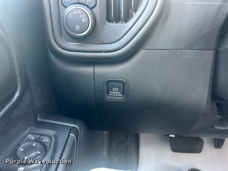 image for item ET3239 2022 Chevrolet Silverado 3500HD Crew Cab pickup truck